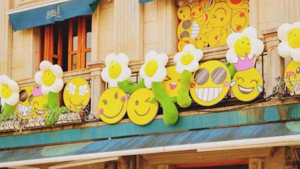 來(lái)寧波老外灘看治愈系笑臉展示活動(dòng)策劃裝置，給身邊人一個(gè)微笑