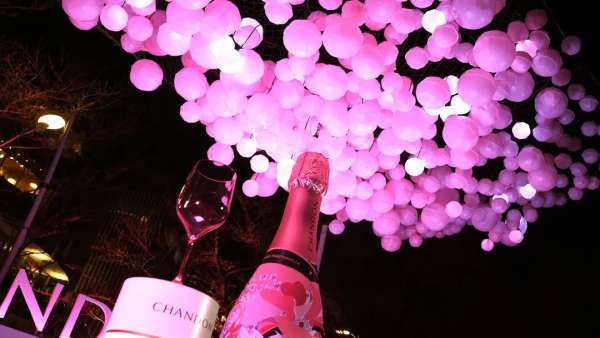 酩悅香檳“盛開的酒吧”推廣活動策劃設(shè)置了3米高的巨型香檳瓶裝置