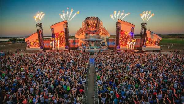 這場電子音樂節(jié)活動(dòng)策劃的超級的舞美設(shè)計(jì)與搭建和世界級的DJ超吸睛