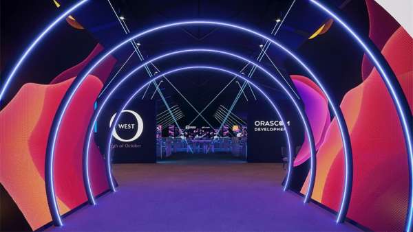 奧拉斯考姆新項(xiàng)目成立中心派對(duì)活動(dòng)策劃現(xiàn)場(chǎng)的藍(lán)色色調(diào)挺高端的