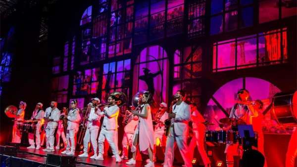 穿過(guò)羅賓漢慈善籌款活動(dòng)策劃的拱門，映入眼簾的盡是5200雙襪子