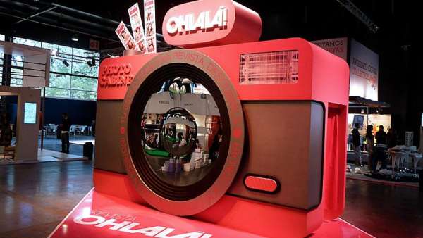 用大型照相機快閃活動策劃引流，這種參與方式更積極和有趣