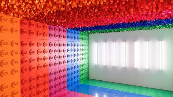 樂高這場創(chuàng)意活動策劃打破傳統(tǒng)活動元素，將積木與夸張的現(xiàn)場花卉結(jié)合