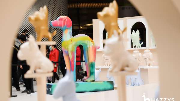 HAZZYS萌寵藝術(shù)展活動(dòng)策劃現(xiàn)場(chǎng)還邀請(qǐng)了Ethan進(jìn)行涂鴉藝術(shù)創(chuàng)作