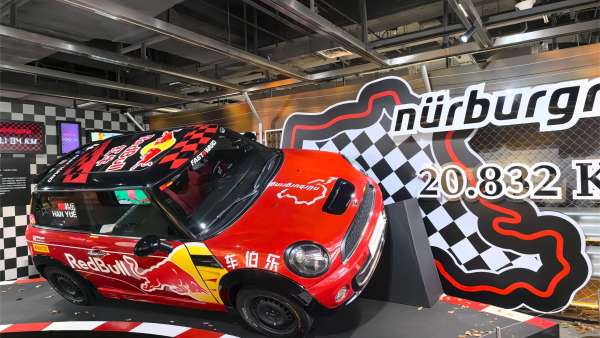 MINI創(chuàng)造力文化大展活動(dòng)策劃現(xiàn)場(chǎng)每一輛MINI都獨(dú)具一格，分分鐘出大片