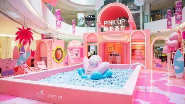 巨型粉小胖空降房山天街「圈粉派對(duì)」活動(dòng)策劃現(xiàn)場(chǎng)，超粉超夢(mèng)幻