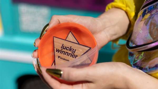 Vivid Seats應(yīng)用程序推廣下載活動(dòng)策劃把高爾夫球車(chē)設(shè)計(jì)成「幸運(yùn)滾輪」